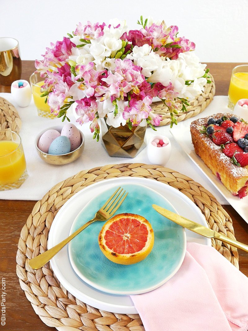Ma Table de Pâques en Rose, Bleu et Or - une déco simple mais super jolie pour styler une table printanière pour le brunch de Pâques! by BirdsParty.fr @birdsparty #paques #decopaques #decotable #tablepaques #brunchpaques #aperopaques