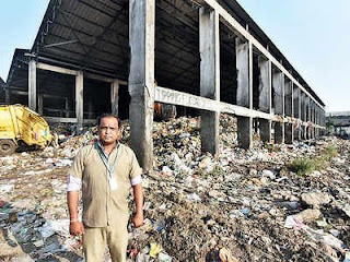 The PCMC employee who removed the hill of Garbage returned the valuable bag to the Pune woman