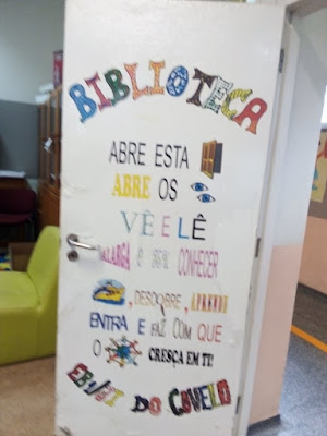 Frase da porta da Biblioteca Covelo