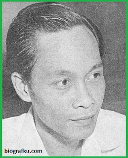  Tokoh satu ini dikenal sebagai salah satu sastrawan terbesar di Indonesia Sejarah Biografi :  Biografi Pramoedya Ananta Toer - Sastrawan Besar Indonesia