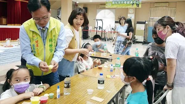 ▲彰化林世賢市長一起和小朋友學做黏土捏造型的趣味遊戲，這也將是弱勢家庭學童夏令營活動課程之一。（記者林明佑攝）