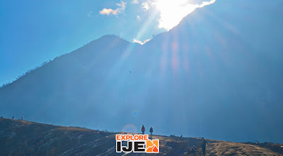 sunrise pagi di kawah gunung ijen