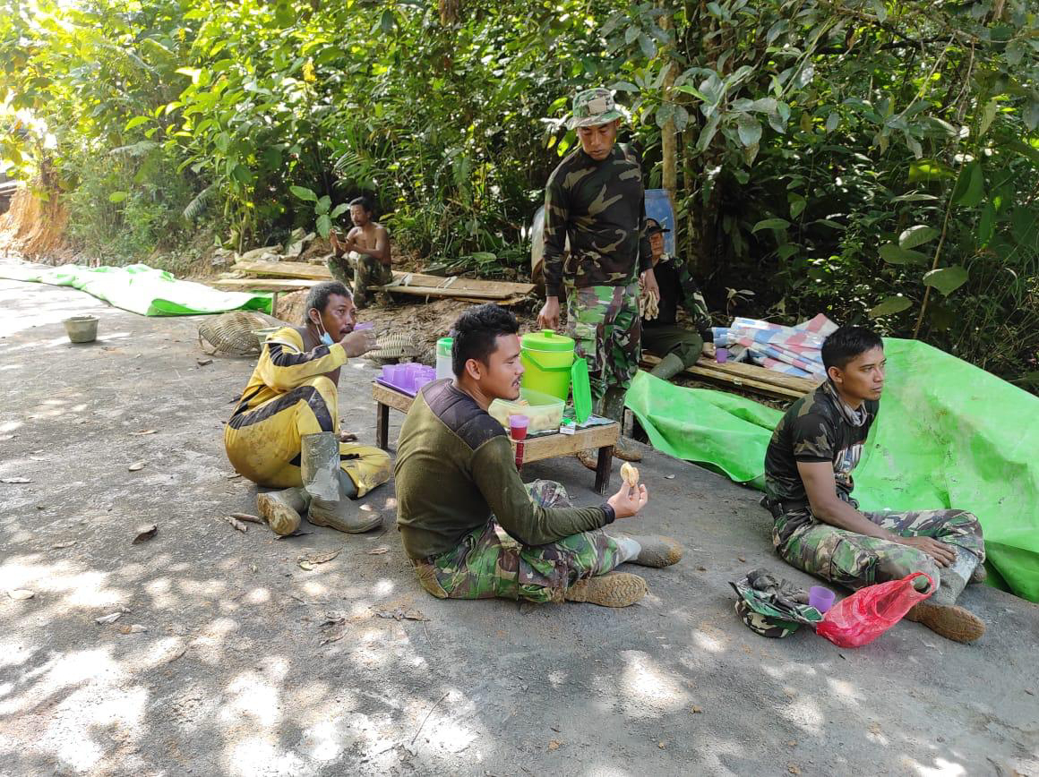 Kebersamaan Satgas TMMD Ke 111 Makan Siang Bersama Warga di Lokasi TMMD.