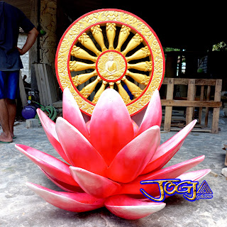 Bunga teratai dan roda dharma dibuat menggunakan bahan fiber dan batu alam putih