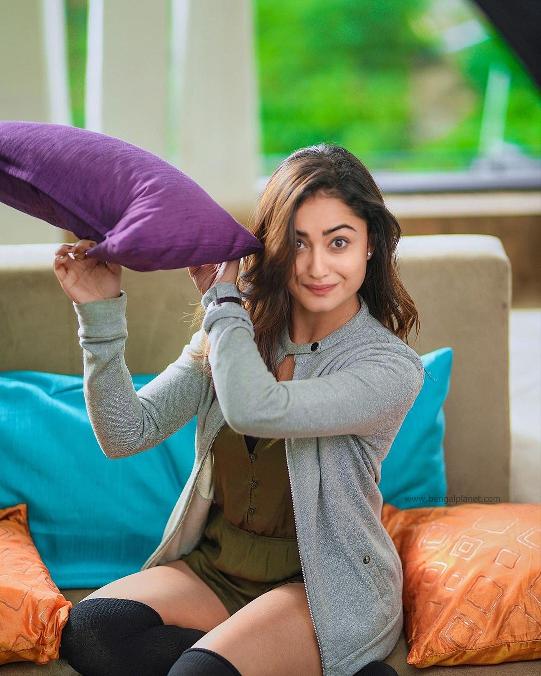 Tridha-Choudhury-looks-chic-hot-and-classy-in-these-pictures-02-Bengalplanet.com