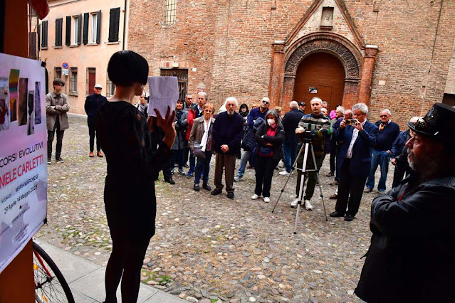 La poetessa, curatrice e critica d’arte comasca Maria Marchese, all'inaugurazione della mostra personale commemorativa di Daniele Carletti, presso la Galleria del Carbone, a Ferrara