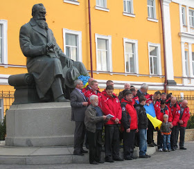 полярники у памятника Грушевскому