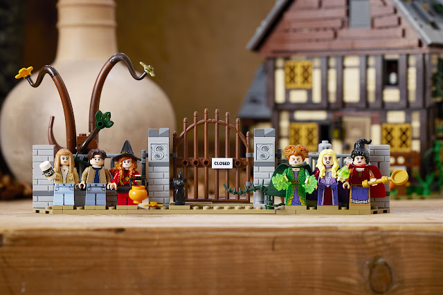 LEGO Disney Hocus Pocus The Sanderson Sisters Cottage set 01
