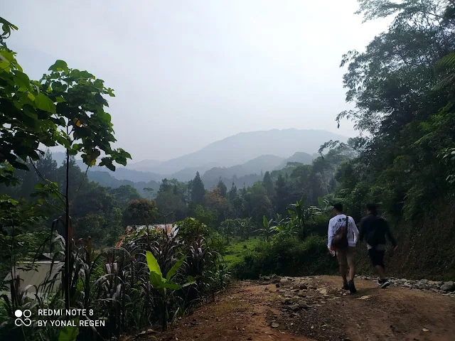 jalan menuju curug sawer kadudampit