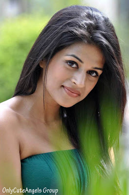 Actress_Shradha_Das_In_Green