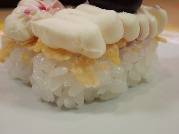 Ini Dia Sushi Tertua dalam Jepang Menyajikan Sushi Blueberry Cream Yang Tidak Lazim