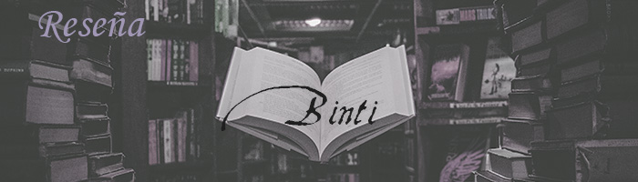 Imagen en blanco y negro con tonos de lila de estanterías. Arriba a la izquierda en letras de imprenta lilas, pone "Reseña". En el centro hay un libro abierto. Encima, en letras góticas negras, pone "Binti".