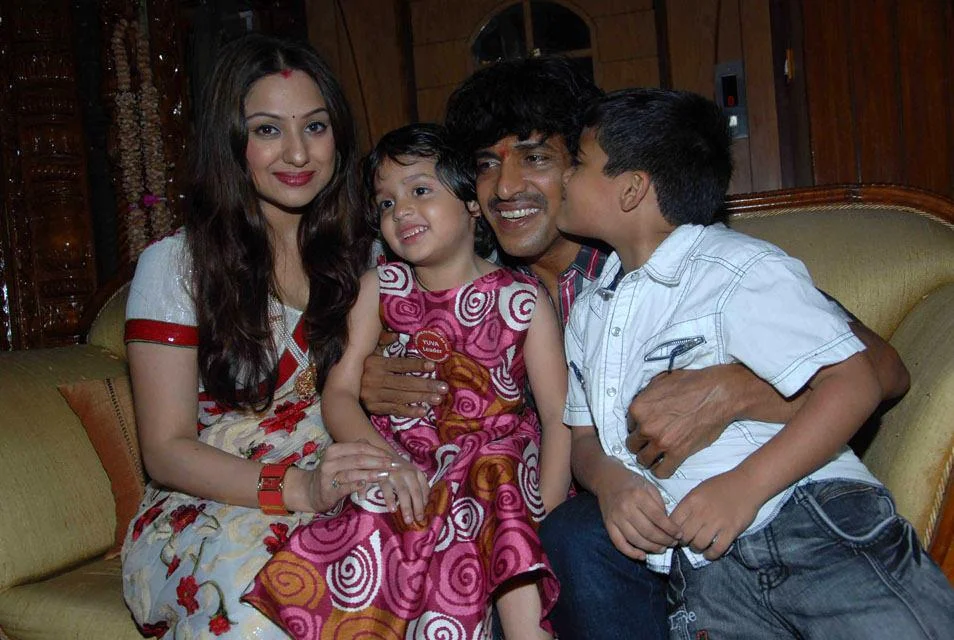 Kannada Actor Upendra with Wife Priyanka Upendra, Kids Son Ayush & Daughter Aishwarya | Kannada Actor Upendra Family Photos | Kannada Actor Upendra Real-Life Photos