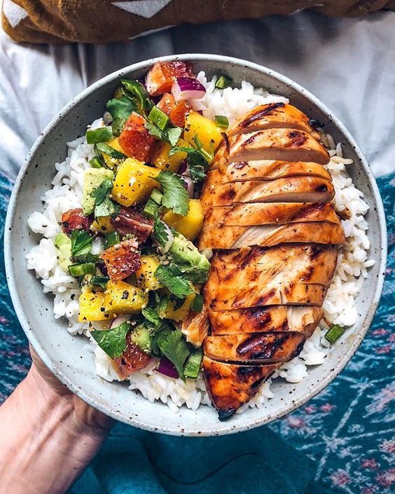 Mango BBQ chicken is what’s for dinner tonight🔥 I love making a homemade salsa and adding it to protein bowls. Tonight’s salsa includes cubed avocado, mango, blood orange, red onion, cilantro, jalapeño, salt and pepper. I paired it with jasmine rice and organic grilled chicken marinated in BBQ sauce. Super easy and packed with flavor