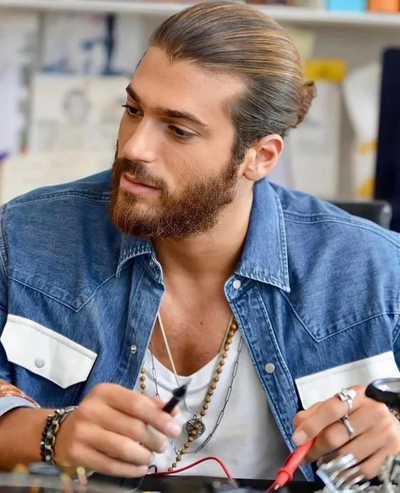 Can Yaman is on the set of the second season of "Viola como il mare" (Violet like the Sea). During filming, he was accused of a alleged assault, leaving his fans uncertain about what to think.