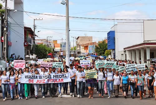 Cerca de duas mil pessoas cobram juiz titular para Várzea Alegre