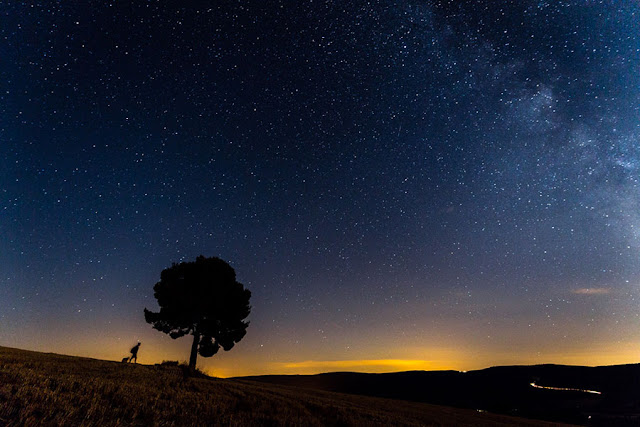 Sở hữu bầu trời trong vắt nhất nhì xứ Catalonia, khu vực Montsec ở Ager là địa điểm lý tưởng cho những ai muốn chiêm ngưỡng vẻ đẹp mê hoặc của bầu trời đêm. Vùng núi Montsec từng được UNESCO đưa vào danh sách một trong những địa điểm phù hợp nhất để ngắm sao trên thế giới. Montsec sở hữu đài quan sát thiên văn Centre d’Observació de l’Univers quan trọng của miền Nam châu Âu, hợp tác phát triển với NASA.