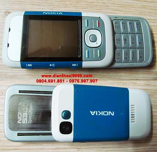 Bán điện thoại Nokia 5300 cũ giá rẻ tại Hà Nội, điện thoại nokia 5300 cũ đầy đủ tính năng giải trí cơ bản, nghe nhạc, chụp ảnh, java, lên mạng, facebook, zalo ok nhé. Nokia 5300 Express Music nổi tiếng 1 thời, còn bây giờ thì giá rẻ ngang mấy em đen trắng. Tình trạng: Máy nguyên bản, sóng khỏe, nghe gọi tốt, loa mic rung camera bluetooth hoạt động tốt, không lỗi lầm. Hình thức đẹp, như ảnh chụp nhé.  Giá bán 350k, máy pin, sạc  Liên hệ: 0904.691.851 - 0976.997.907  Khách hàng mua điện thoại này thường xem thêm: - Nokia 7310 giá 350K | Bán điện thoại nghe nhạc radio fm vào mạng giá rẻ tại Hà Nội - Nokia 7610 giá 350k | Bán điện thoại nokia 7610 cũ giá rẻ Hà Nội - Nokia 7210 cũ giá 350K | Bán điện thoại nghe nhạc radio fm chống cháy giá rẻ - Nokia X2-00 giá 650K | Bán điện thoại nokia x2 00 chính hãng giá rẻ ở Hà Nội   Hình chụp máy:       Thông tin tham khảo:  Là chú dế chuyên nghe nhạc nhỏ gọn, thiết kế đẹp, dạng trượt, Nokia 5300 XpressMusic - Âm nhạc kết nối tâm hồn, hỗ trợ đầy đủ tính năng đa phương tiện, chụp hình quay phim, nghe Fm radio, chia sẻ file qua bluetooth, lướt web chuẩn 2,5G, hỗ trợ JAVA cài đặt nhiều phần mềm, trò chơi, chat facebook,... Nổi bật: - Thiết kết trượt nhỏ gọn, phong cách thể thao ấn tượng - Phím chơi nhạc chuyên dụng - Công cụ chơi nhạc nhiều định dạng - Chụp hình 1.3 M - Trọng lượng: 106 gram - Nghe nhạc cực nhanh mà không cần mở máy. - Quay phim và thu âm lên đến 1 giờ - N5300 có các kết nối phổ thông như: GPRS, EDGE, Bluetooth, Hồng ngoại và mini USB  Nokia 5300 - cảm hứng âm nhạc  Về phần mềm, Nokia 5300 sử dụng nền S40 phổ biến và thông dụng không có gì xa lạ với người dùng tại Việt Nam. Nói về hình thức, điện thoại này thực sự nổi bật với hai khối màu hài hòa trên thân máy, như là biểu tượng của sự kết hợp giữa nghệ thuật và kỹ thuật.  Việc Sony Ericsson thành công với nhãn hiệu điện thoại nghe nhạc Walkman khiến không ít hãng điện thoại, trong đó có Nokia Express Music. Trên thị trường nơi điện thoại nghe nhạc đang là món hàng ăn khách thì việc trang bị cho những dòng điện thoại này một cái tên, thiết nghĩ, là điều nên làm. Cách đây một năm, Nokia đã giới thiệu nhãn hiệu XpressMusic dành riêng cho điện thoại nghe nhạc. Tuy nhiên, các điện thoại được gắn mác XpressMusic vẫn không có mác riêng cho mình, như W800i hoặc W750i của Sony Ericsson, mà vẫn chỉ đơn giản là Nokia N91 và Nokia 3250. Chính vì lý do đó mà mác XpressMusic của Nokia, dù ra được năm, vẫn chưa thực sự có tiếng trên thị trường.  Nokia 5300 có kích thước 92 x 48 x 21 mm và nặng 106 gram - so với các điện thoại trượt khác thì không lớn hơn mà cũng chẳng dày hơn là mấy. Nhằm vào giới trẻ sành điệu nên thiết kế của Nokia 5300 khá nổi bật với hai dải màu (đỏ hoặc xám) bên cạnh màn hình, trong khi toàn thân lại là màu trắng.  Logo Nokia được đặt ở vị trí khác biệt với mọi điện thoại trên thị trường và rất bắt mắt. Giải thích cho “design” này, Nokia cho biết, logo của hãng chỉ là nền để làm nổi bật những phím đa phương tiện bên sườn bên kia. Các phím multimedia bên cạnh trái màn hình hiển hiện rõ ràng, ngay ở trong bóng tối cũng nhìn thấy rõ. Sườn trái của máy là giắc cắm tai nghe và cũng là đường nối điện thoại ra loa to. Sườn phải là chỉnh volume và phím tắt chụp ảnh. Tất cả các phím này đều được bọc cao su mềm.  Nokia 5300 sở hữu màn hình QVGA độ phân giải 240 x 320 pixel (kích thước 31 x 42 mm), hiển thị 262 K màu. Tính năng quan trọng nhất của 5300 là chơi nhạc. Để phát triển thành công tính năng này, hãng điện thoại đến từ Phần Lan đã phải dựa vào kinh nghiệm sản xuất N91. Phần mềm nghe nhạc rất linh hoạt và được phát triển một cách riêng biệt để có thể chạy song song với những ứng dụng khác. Nếu đang nghe nhạc mà bị gián đoạn bởi cuộc gọi hay bạn phải tạm dừng để làm việc khác thì khi quay lại, bạn chỉ cần bấm play là phần mềm sẽ tự chơi bản nhạc đang dang dở.  Giao diện phần mềm trông khá mịn màng và cung cấp đầy đủ thông tin của bài hát, album và ca sĩ. Điều khiển trên máy rõ ràng, có cả nhảy bài trước/sau, tạm dừng, tua nhanh 5 giây một, nhưng lại không có quay ngược lại. Bạn có thể nghe nhạc theo thứ tự từng bài một hay nghe theo chế độ shuffle ngẫu hứng. 5 chế dộ EQ trong 5300 có thể hữu ích cho những ai cầu kỳ trong âm nhạc, gồm: chế độ bình thường, Pop, Rock, Jazz, cổ điển và hai chế độ EQ tự tạo cho người dùng.  Người dùng có thể tạo Playlist trên điện thoại theo tên ca sĩ, tên bài hát, hoặc để hiển thị những bài thường được nghe nhiều nhất, vừa nghe xong hay ca khúc mới được cập nhật. So với những máy nghe nhạc chuyên dụng hiện tại thì Playlist của 5300 khá đầy đủ và chi tiết.  Để chuyển nhạc vào máy, bạn phải sử dụng phần mềm Nokia Music Manager nằm trong mục Nokia PC Suite có trên đĩa cài đi kèm bộ sản phẩm. Chương trình cho phép người sử dụng thu gọn, quản lý và chuyển đổi các file nhạc một cách nhanh chóng trên máy tính cá nhân. Đồng thời, khi kết nối 5300 vào PC, điện thoại sẽ tự cập nhật những file mới, hay nói cách khác là sẽ tự đồng bộ hóa nội dung trong điện thoại với máy tính.  Máy ảnh 1,3 Megapixel trên 5300 không thể đem so sánh với các điện thoại Walkman của Sony Ericsson vì mỗi hãng một chế độ và mỗi điện thoại một mức giá. Tuy nhiên, phải nói là 5300 không phải là model tập trung vào chụp ảnh nên bản thân Nokia cũng không chú trọng chức năng này. Camera hỗ trợ zoom số 8x với các mức hình ảnh: Chất lượng cao, trung bình và mặc định. Ngoài ra còn có các hiệu ứng: màu nâu đỏ, màu âm bản, màu xám, chói sáng.   Thông số kĩ thuật:  THÔNG TIN CHUNG Mạng 2G GSM 900 / 1800 / 1900 Ra mắt Tháng 11 năm 2006 KÍCH THƯỚC Kích thước 92.4 x 48.2 x 20.7 mm, 85 cc Trọng lượng 106 g HIỂN THỊ Loại Màn hình TFT, 262.144 màu Kích thước 240 x 320 pixels, 2.1 inches, 31 x 42 mm   - Có thể tải themes ÂM THANH Kiểu chuông Báo rung, nhạc chuông 64 âm sắc, MP3 Ngõ ra audio 3.5mm Có BỘ NHỚ Danh bạ Rất nhiều Các số đã gọi Rất nhiều Bộ nhớ trong 5 MB Khe cắm thẻ nhớ microSD (TransFlash), hỗ trợ lên đến 2GB TRUYỀN DỮ LIỆU GPRS Class 10 (4+1/3+2 slots), 32 - 48 kbps EDGE Class 10, 236.8 kbps Tốc độ 3G Không NFC Không WLAN Không Bluetooth Có, v2.0 với A2DP Hồng ngoại Có USB Có, miniUSB CHỤP ẢNH Camera chính 1.3 MP, 1280 x 1024 pixels Quay phim Có, QCIF Camera phụ Không ĐẶC ĐIỂM Tin nhắn SMS, MMS, Instant Messaging Trình duyệt WAP 2.0/xHTML, HTML Radio Stereo FM radio Trò chơi Có, có thể tải thêm tại Mai Nguyên Màu sắc Đỏ, Đen (đợt hàng đầu chỉ có màu đỏ) Ngôn ngữ Có tiếng Việt Định vị toàn cầu Không Java Có, MIDP 2.0   - MP3/SpMidi/AAC/AAC+ player - T9 - Reminders - Stopwatch - Voice memo/commands PIN Pin chuẩn Pin chuẩn, Li-Ion 860 mAh (BL-5B) Chờ Lên đến 223 giờ Đàm thoại Lên đến 3 giờ 10 phút