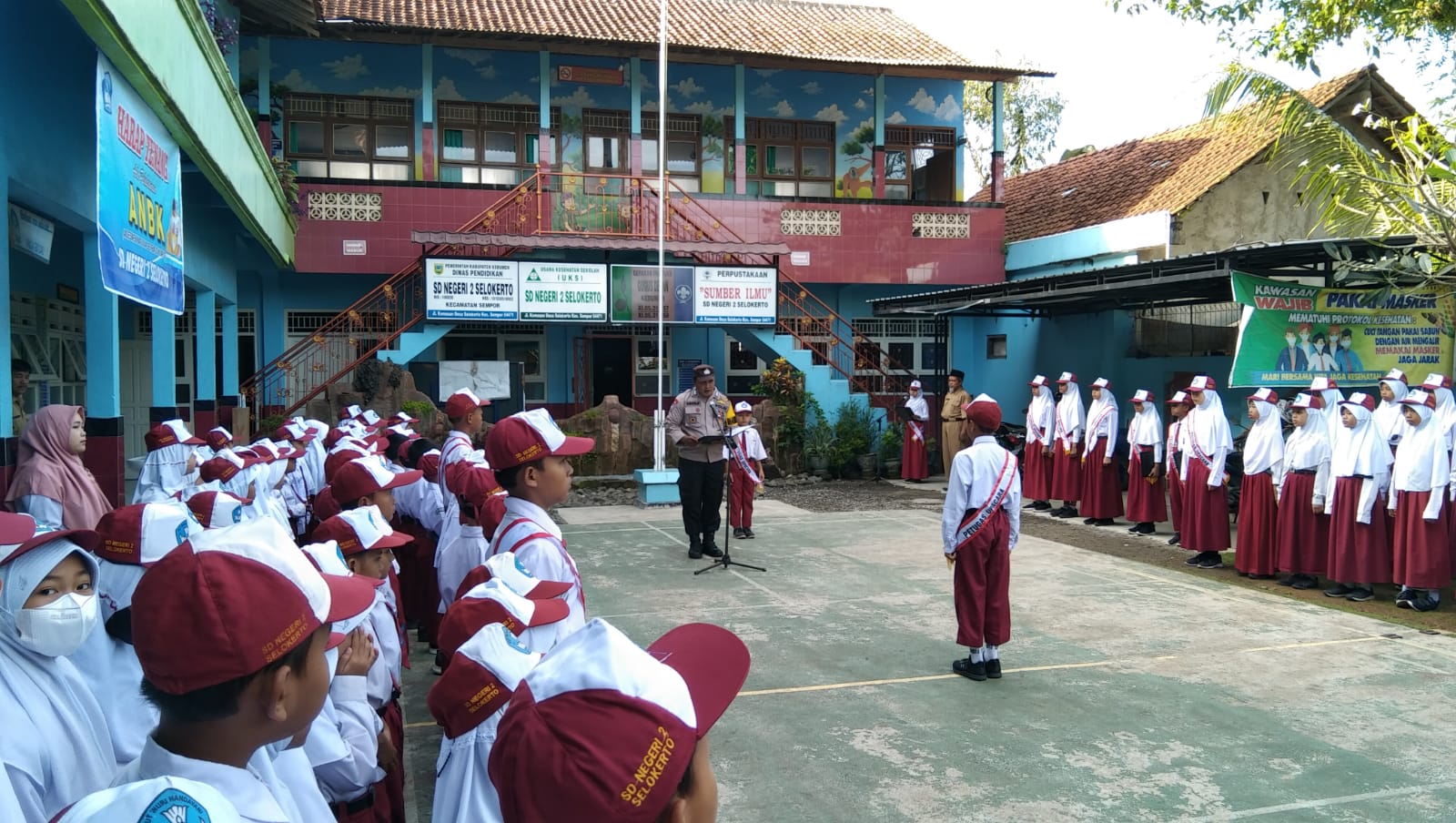 Jadi Pembina Upacara, Bhabinkamtibmas Polsek Sempor Ajak Siswa SD  Tidak Jajan Sembarangan