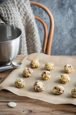 Préparation de cookies au chocolat blanc et cranberries