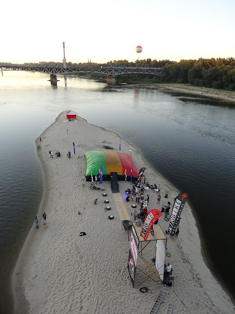 Zawody w skokach na rampie na wiślanej wyspie.