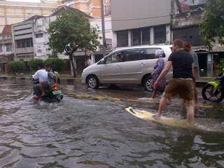 Bule Berselancar di saat Jakarta banjir