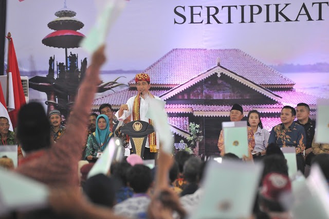 Presiden Jokowi Serahkan 1.300 Sertifikat Tanah Untuk Warga Lampung Tengah