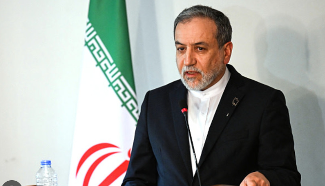 Iran: il ministro Araghchi conferma la volontà di proseguire l’arricchimento dell’uranio nonostante i bombardamenti