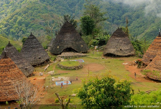 Koran Arsitektur: Rumah Kerucut Kampung Adat Wae Rebo 