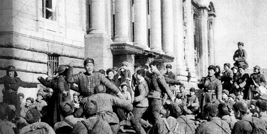 On January 4, 1951, in front of the old central office. The Chinese Communist Army (main force of the 39th Army, 116th Division) who occupied Seoul is cheering.