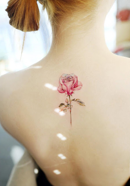 Tatuagens femininas de flores 