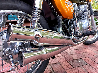 1972 Honda CB500K1 exhausts close up