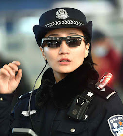 Policial com óculos de reconhecimento facial na estação ferroviária de Zhengzhou.