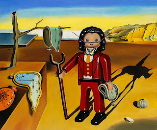 A l’écran s’affiche le tableau “La persistance de la mémoire” de Salvador Dali, détourné avec un Playmobil.