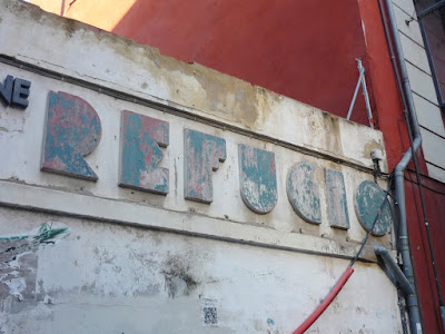 Letrero del refugio antiaéreo de la calle Serranos en Valencia