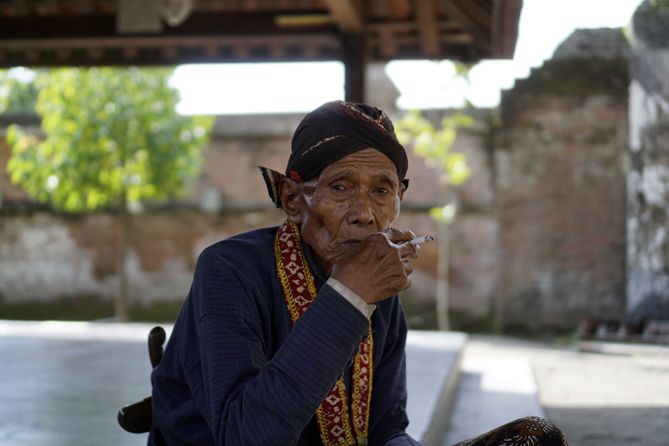 Simbah bersantai sambil bercerita