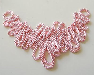 Collar de pasamanería en Recicla Inventa