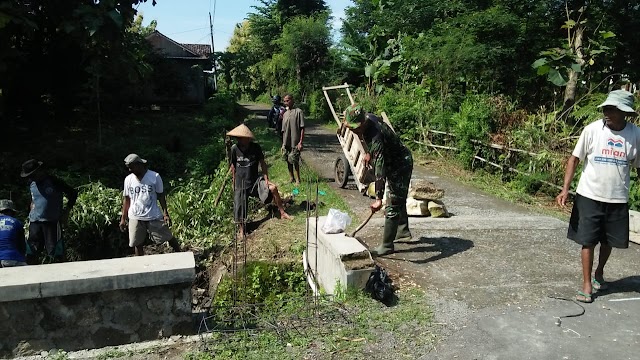 Satgas TTMMD Reguler yang ke 104 Melanjutkan Pembuatan Poskamling