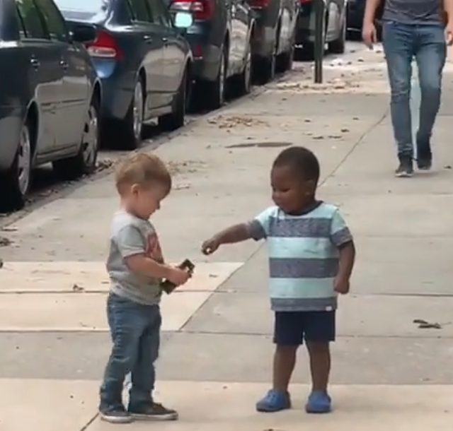 viral video of two best friends