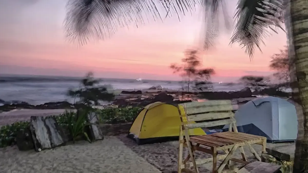 Mendirikan Tenda di Pantai Karang Songsong