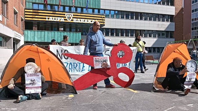 Protestan ante el Ayuntamiento por los “recortes” en las ayudas sociales de 3.000 familias