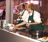 Alicia y Jesús María cocinando en el Mercado de Santo Domingo