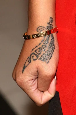 tatuaje maori en la mano
