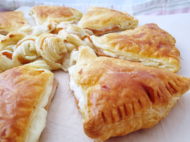 Pastel hojaldrado de salmón y queso crema