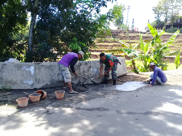 KodimKaranganyar - Bantu Perbaiki Jembatan, Babinsa Bejen Hidupkan Gotong Royong