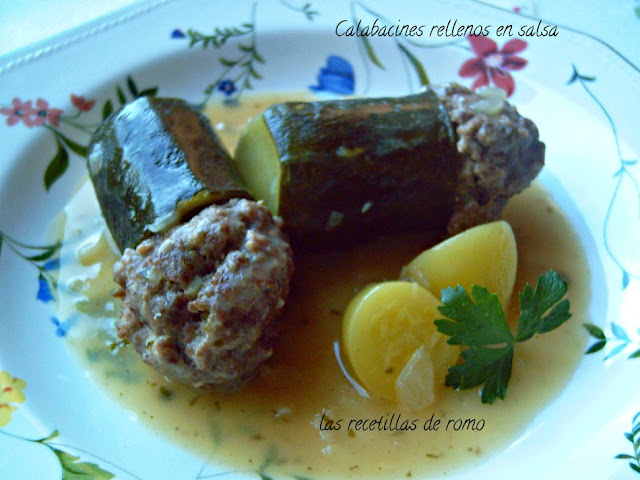 Calabacines rellenos en salsa