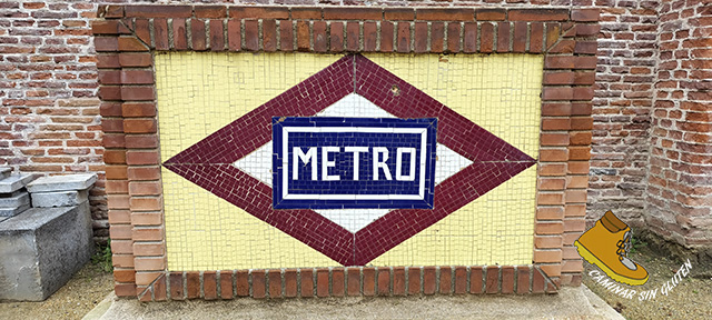 Logotipo de Metro de Madrid rescatado de uno de sus edificios