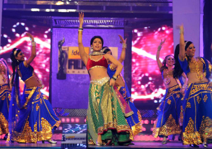 Priyanka performing at the 56th Idea Filmfare Awards 2010