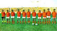 SELECCIÓN DE HOLANDA - Temporada 1977-78 - Schrijvers, Rensenbrink, Haan, Wildschut, Johnny Rep, Willy Van de Kerkhof, René Van de Kerkhof, Wim Jansen, Poortvliet, Brandts y Krol - ALEMANIA FEDERAL 2 (Abramczik y Dieter Müller) HOLANDA 2 (Haan y René Van der Kerkhof) - 18/06/1978 - Mundial de Argentina 1978, 2ª fase - Córdoba, Argentina, estadio Olímpico