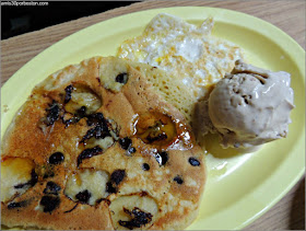 Tortita de Plátano y Pepitas de Chocolate con Huevo Frito y Helado de Sirope de Arce y Beicon